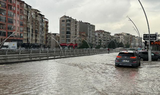 Uşak'ta yağmur ve dolu yolları göle çevirdi
