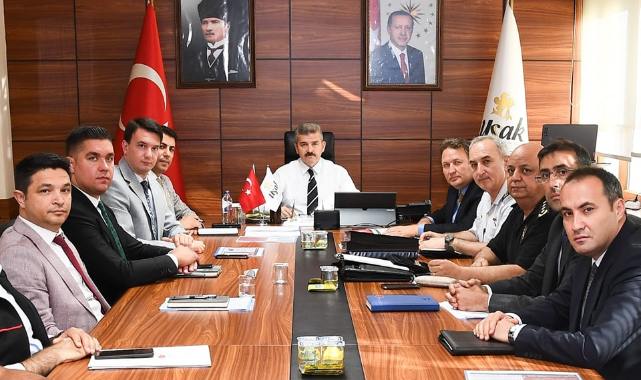 Uşak Valiliği'nde orman yangınlarına karşı alınan tedbirleri güçlendirmek amacıyla toplantı düzenlendi.