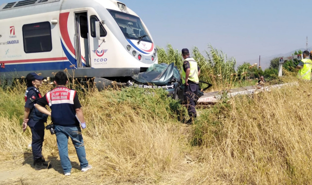 İzmir-Uşak seferindeki trenin hemzemin geçitte çarptığı araçtaki 3 kişi öldü