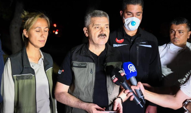 Vali Dr. Turan Ergün Uşak' da çıkan yangınlarla mücadele için sabaha kadar ekibiyle bizzat yangın alanlarını kontrol edip söndürme çalışmalarına katıldı