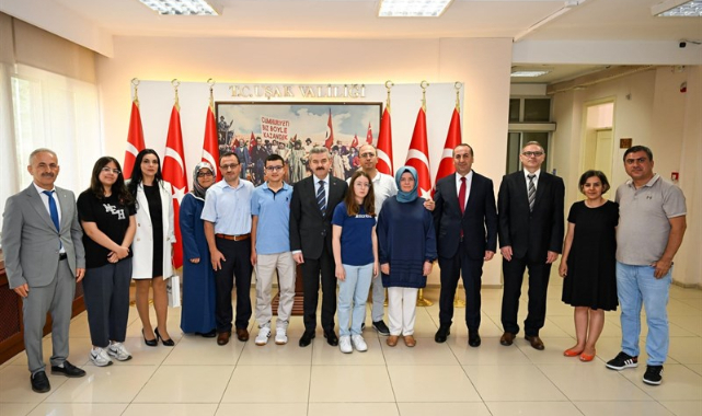 Vali Dr. Turan Ergün LGS’de Türkiye birincisi olan öğrencileri kabul etti