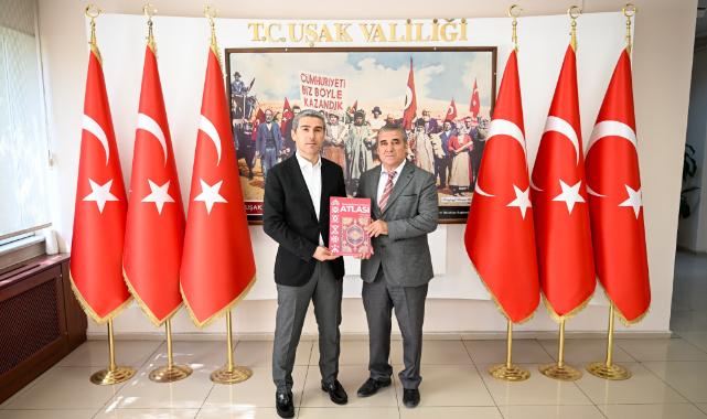 UŞAK VALİSİ DR.NACİ AKTAŞ, BAŞSAVCI İSMET ÇINAR, İL DEFTERDARI YÜKSEL ERTEKİN, JANDARMA KOMUTANI FAHRİ SEMİZ'E DE SUNULAN,TÜRK DÜĞÜMLÜ HALILAR ATLASI VE MOTİFLERİN HİKAYELERİ BASILDI.