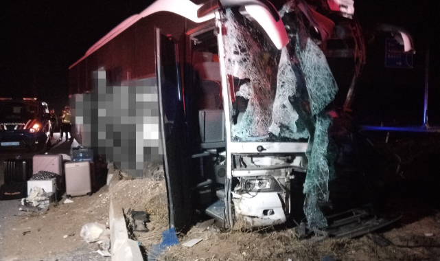 Denizli-Uşak karayolunda minibüs yolcu otobüsüyle çarpıştı: 1 ölü, 13 yaralı