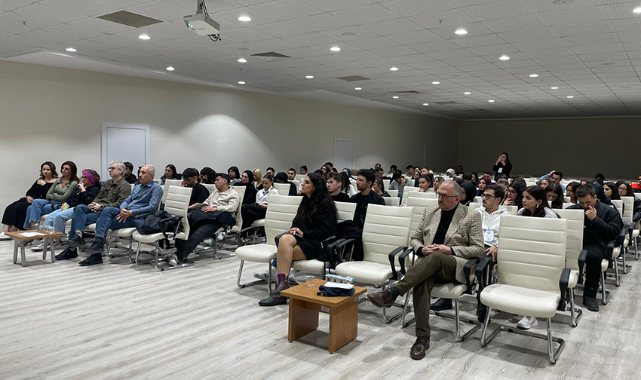 Gökhan Tekdemir, Uşak Üniversitesi'nde Girişimcilik Deneyimlerini Paylaştı