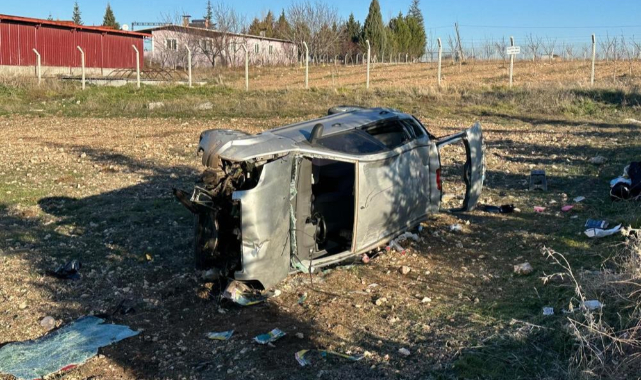 Uşak’ta otomobil tarlaya devrildi: 1’i bebek 5 yaralı