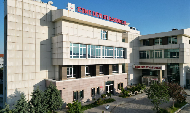 Uşak'ta otomobil traktörün römorkuna çarptı: 3 yaralı