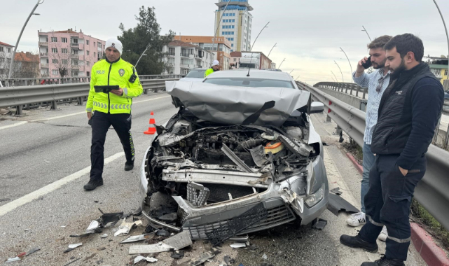 Uşak’ta 3 otomobil çarpıştı: 4 yaralı