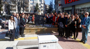 BAŞKAN YALIM’DAN ZÜBEYDE HANIM ANITI'NA KARANFİL