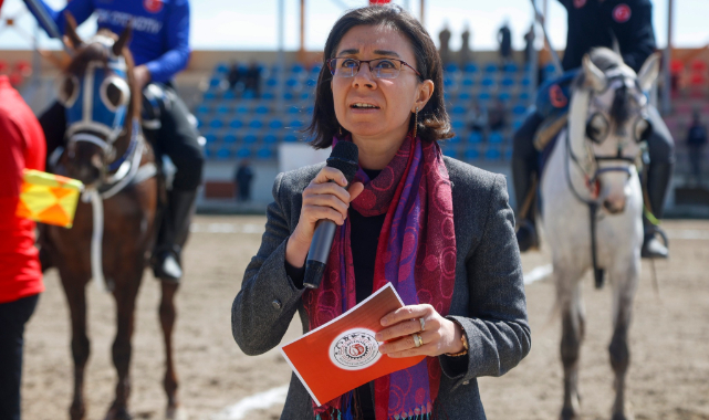 Belediye Başkanvekili Av. Hatice Terekeci Özkan, Geleneksel Atlı Cirit Turnuvası sezon açılış programına katıldı.