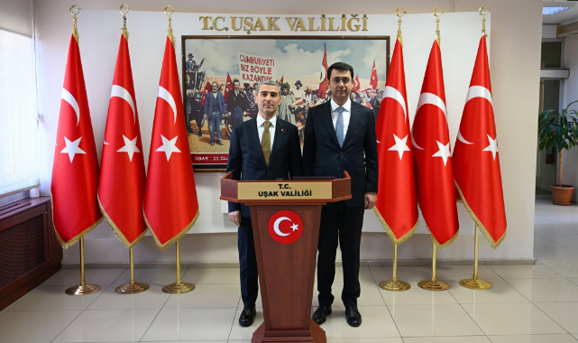 Eski Uşak Valisi Dr. Naci Aktaş, Uşak Valisi Serdar Kartal’ı makamında ziyaret etti.