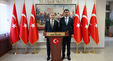 Eski Uşak Valisi Dr. Naci Aktaş, Uşak Valisi Serdar Kartal’ı makamında ziyaret etti.