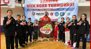 Gedik Piliç’in desteğiyle gelen büyük başarı: Türkiye Kickboks Şampiyonasında Uşak-Eşme'ye 10 madalya geldi..