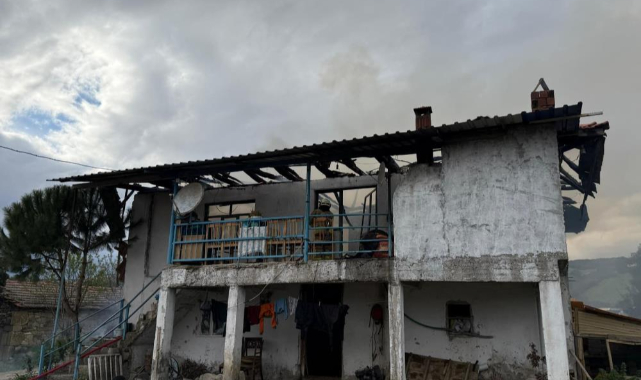 Selendi’de 2 katlı ev yangında kül oldu