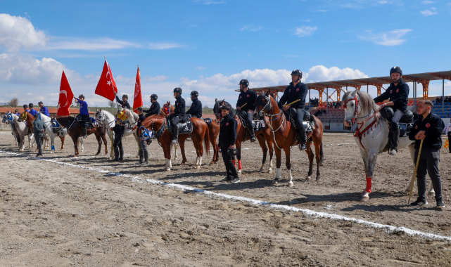Uşak Belediyesi’nin düzenlediği 11. Geleneksel Atlı Cirit Turnuvası bu gün başladı.. . Nisan ve mayıs ayına yayılan maç programı tarih ve saatleriyle açıklandı.