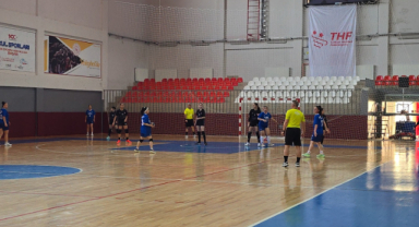 Uşak, Hentbolun Kalbi Oldu: Genç Kızlar Yarı Final ve Final Heyecanı Başladı