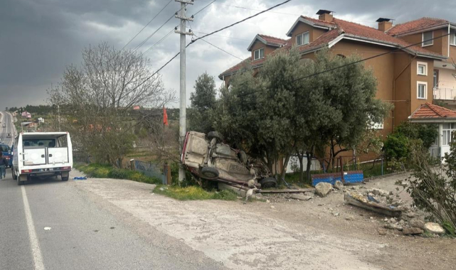 Uşak'ta otomobil evin bahçe duvarına çarptı: 1 ölü, 1 yaralı