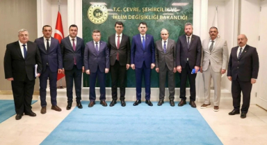 Uşak Valisi Serdar Kartal başkanlığındaki Uşak heyeti Çevre, Şehircilik ve İklim Değişikliği Bakanı Murat Kurum’u makamında ziyaret ettiler.