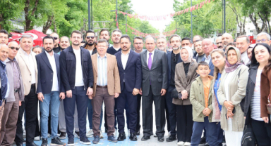 AK PARTİ TEŞKİLATI İSMETPAŞA CADDESİ'NDE ESNAFLA BAYRAMLAŞTI