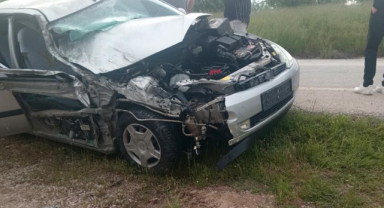 Gediz’de otomobil ile kamyon çarpıştı: 3 yaralı