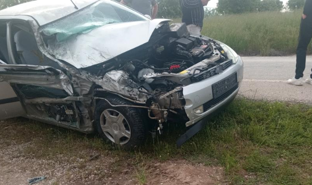 Gediz’de otomobil ile kamyon çarpıştı: 3 yaralı