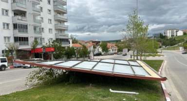 Uşak'ta kuvvetli fırtına hayatı olumsuz etkiledi