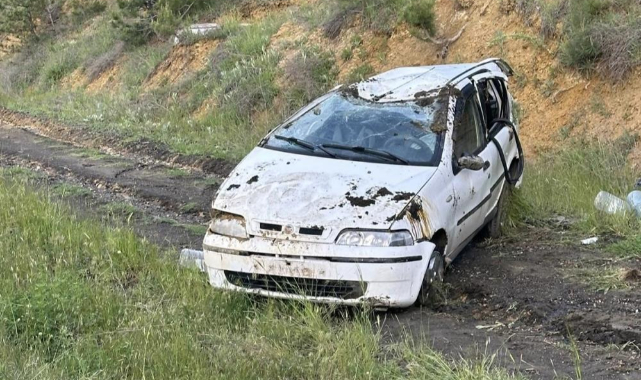 Uşak’ta otomobil şarampole devrildi: 3 yaralı