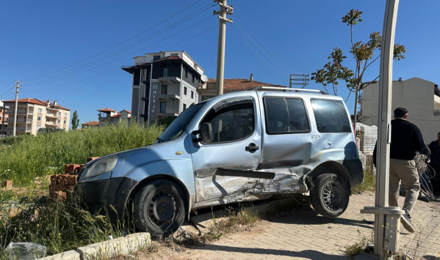 Uşak’ta park halindeki araca çarpan otomobil kazaya neden oldu: 4 yaralı
