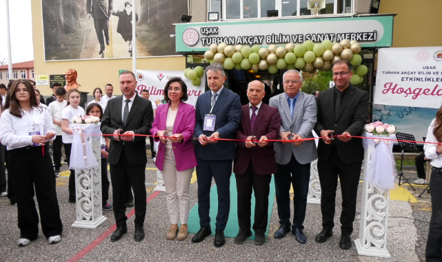 Uşak Turhan Akçay Bilim ve Sanat Merkezi'nde TÜBİTAK Bilim Fuarı Düzenlendi