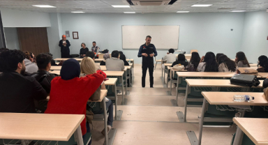 Uşak Üniversitesi’nde deprem farkındalığı oluşturmak amacıyla Yeni Medya ve İletişim lisans öğrencilerine yönelik eğitim programı gerçekleştirildi.