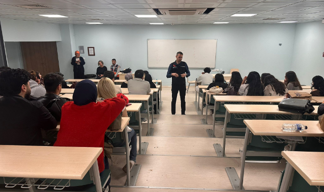 Uşak Üniversitesi’nde deprem farkındalığı oluşturmak amacıyla Yeni Medya ve İletişim lisans öğrencilerine yönelik eğitim programı gerçekleştirildi.