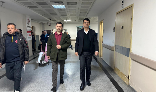 Uşak Valisi Kartal, zincirleme trafik kazasında yaralananları hastanede ziyaret etti