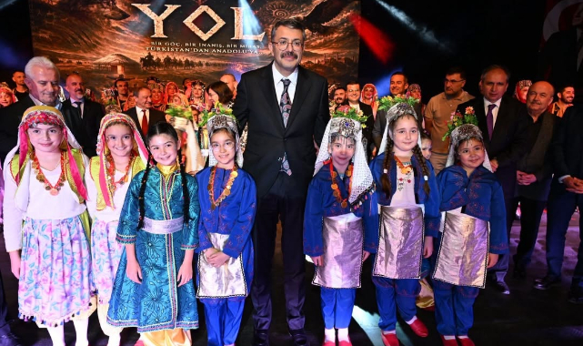 İçişleri Bakan Yardımcısı Ali Çelik, Uşak Maarif Halk Dansları Topluluğu’nun Gösterisini İzledi
