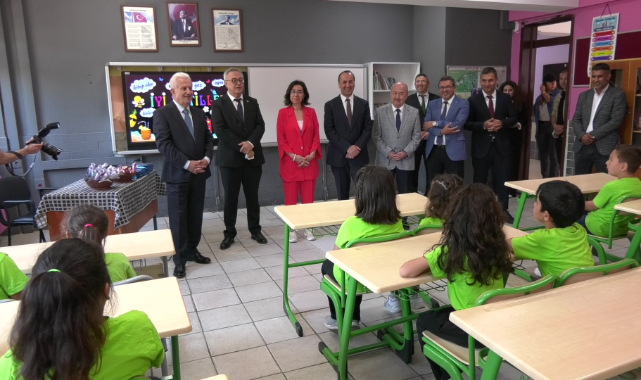Uşak İl Millî Eğitim Müdürlüğü tarafından 2025-2026 Eğitim Öğretim Yılı Karne Töreni, Hasibe ve Mazhar İlkokulu'nda gerçekleştirildi.