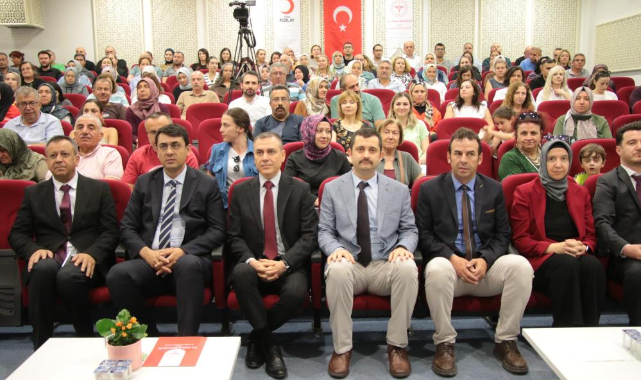İl Sağlık Müdürü Doç. Dr. Tarık Acar, Bir ünite kanın birden fazla hayata umut oluyor dedi. Uşak'ta kan bağışçılarına plaket taktim edildi
