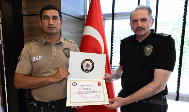 Uşak’ta örnek davranış sergileyen çarşı ve mahalle bekçisine teşekkür belgesi