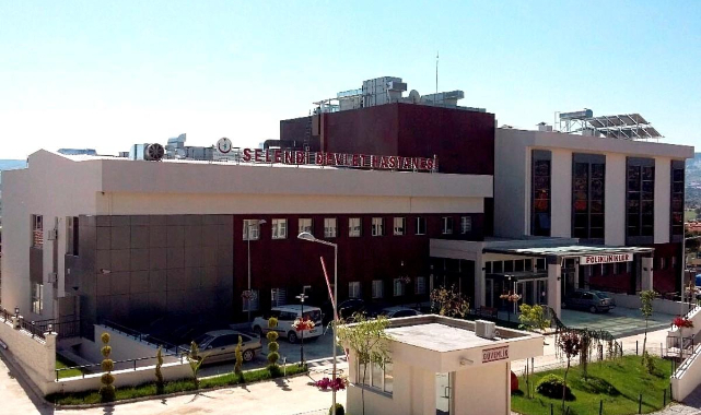 Uşak’ta otomobil tarlaya devrildi: Sürücü hayatını kaybetti, eşi yaralandı