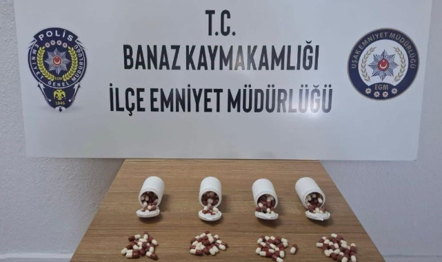 Uşak’ta polisten kaçan araçtan atılan poşette 197 adet sentetik ecza hapı ele geçirildi