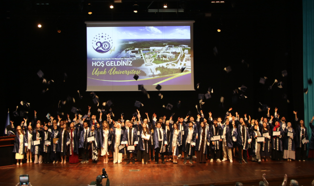 Uşak Üniversitesi mezunlarını mesleki yaşama uğurladı