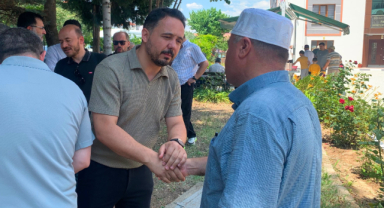 AK PARTİ İL BAŞKANI HİMMET YAŞAR VE MİLLETVEKİLİ FAHRETTİN TUĞRUL AŞURE DAĞITTI.