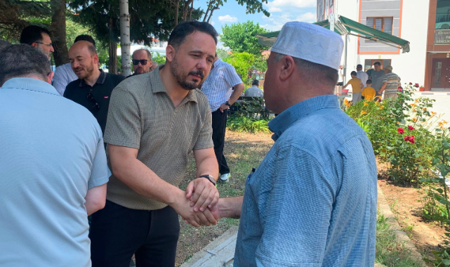 AK PARTİ İL BAŞKANI HİMMET YAŞAR VE MİLLETVEKİLİ FAHRETTİN TUĞRUL AŞURE DAĞITTI.