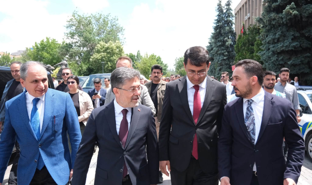 Bakan Yumaklı, İsmetpaşa Caddesi'nde Esnaf ve Vatandaşlarla Buluştu