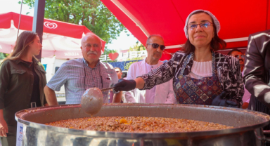 BELEDİYE BAŞKAN VEKİLİ, BAŞKAN YARDIMCILARI, İL GENEL MECLİSİ BAŞKANI, BELEDİYE VE İL GENEL MECLİSİ ÜYELERİ,BELEDİYE BİRİM YÖNETİCİLERİ, DERNEK YÖNETİCİLERİ, AŞURE DAĞITTI..