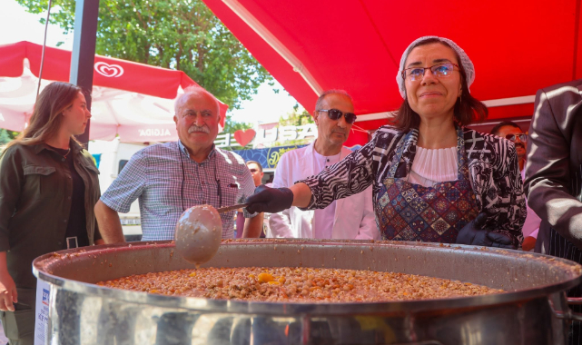 BELEDİYE BAŞKAN VEKİLİ, BAŞKAN YARDIMCILARI, İL GENEL MECLİSİ BAŞKANI, BELEDİYE VE İL GENEL MECLİSİ ÜYELERİ,BELEDİYE BİRİM YÖNETİCİLERİ, DERNEK YÖNETİCİLERİ, AŞURE DAĞITTI..