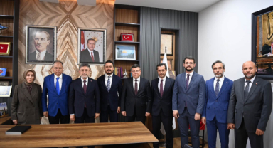 Tarım ve Orman Bakanı Yumaklı, AK Parti Uşak İl Başkanlığı'nı Ziyaret Etti