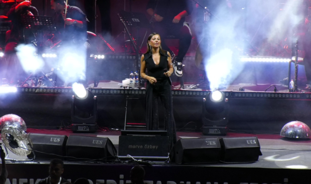 ÜNLÜ SANATÇI MERVE ÖZBEY 22 GEDİZ TARHANA FESTİVALİNDE MUHTEŞEM BİR KONSER VERDİ