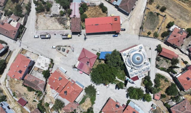 Uşak’ta Kurtuluş ve Yeşil Karaağaç mahallelerinde zemin taşları yenileniyor