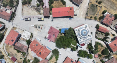 Uşak’ta Kurtuluş ve Yeşil Karaağaç mahallelerinde zemin taşları yenileniyor