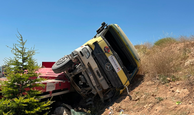 Uşak'ta tır şarampole devrildi: 1'i ağır 3 yaralı