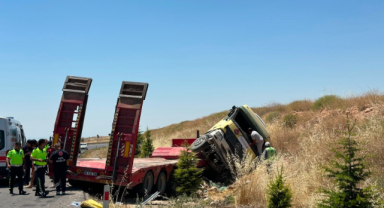 Uşak'ta tır şarampole devrildi: 1'i ağır 3 yaralı