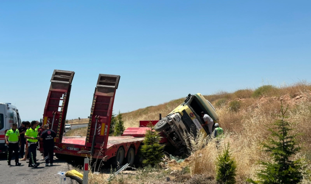 Uşak'ta tır şarampole devrildi: 1'i ağır 3 yaralı